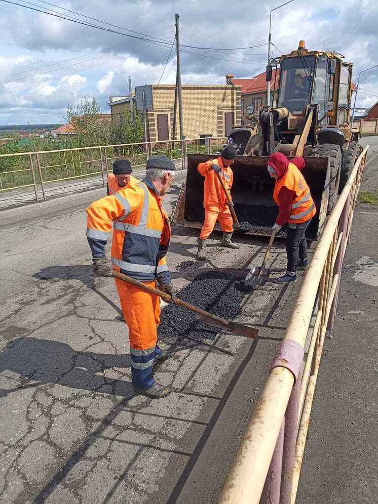 В Чувашии на майские праздники продолжается ямочный ремонт дорог