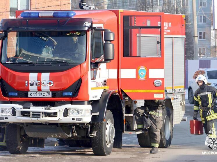 В Южных Воротах Томска вспыхнул пожар в заброшенном доме