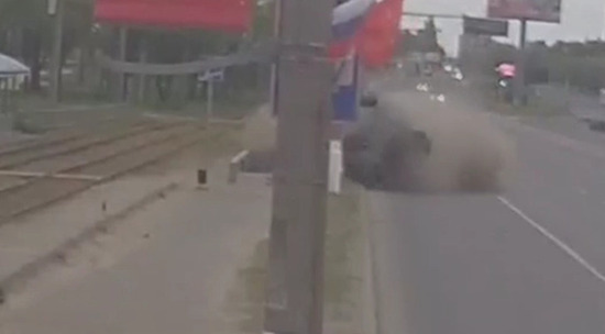 В Волгограде автомобиль-катафалк рухнул в подземный переход: видео