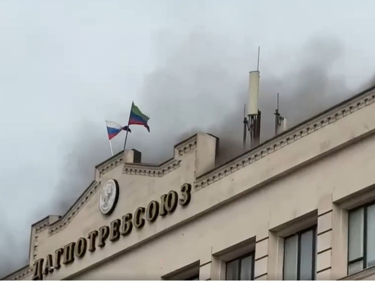 Горит дом в центре Махачкалы