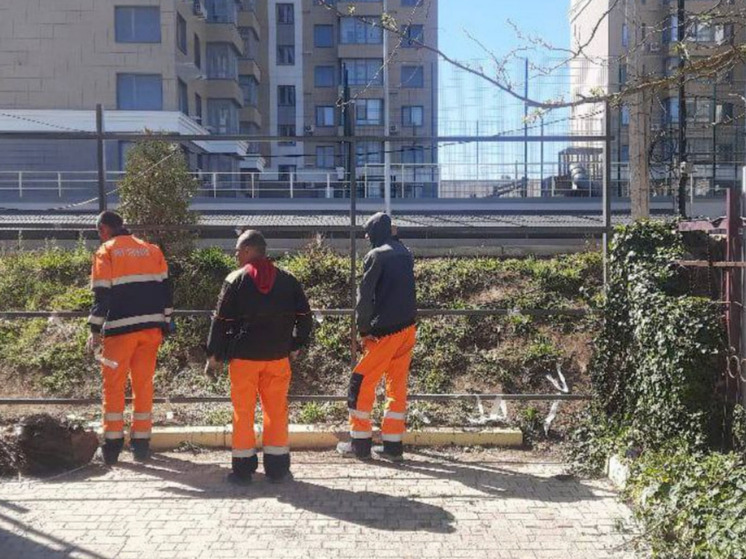 В Евпатории снесли незаконный забор возле детского сада