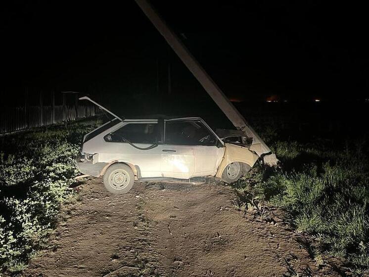 В Щербиновском районе 16-летний водитель ВАЗа врезался в опору ЛЭП