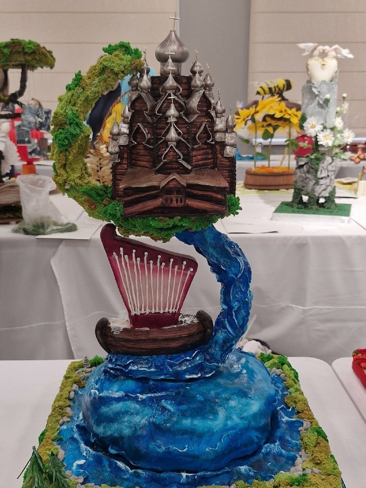 Кондитер из Петрозаводска стала победительницей на Чемпионате по антигравитационным тортам