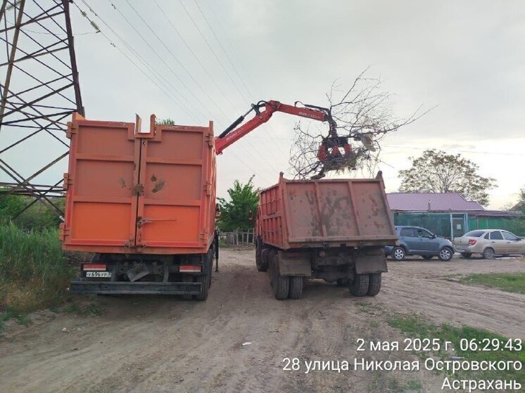 Пока Астрахань отдыхает, коммунальные службы трудятся над чистотой и благоустройством города