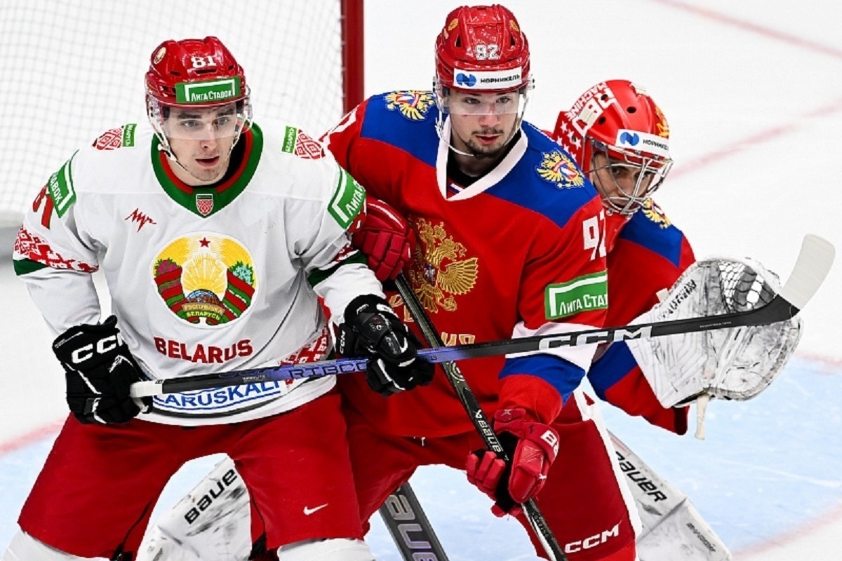 Российские хоккеисты проиграли сборной Белоруссии 2:4.