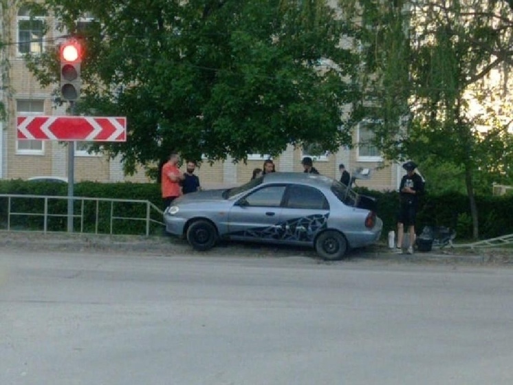 В Волгодонске водитель иномарки на скорости влетел в забор