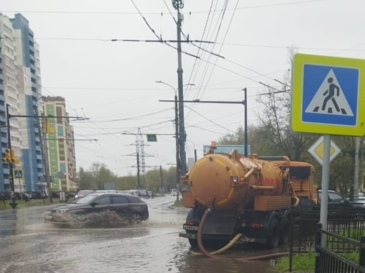 Илососные машины откачивают воду с улиц Иванова
