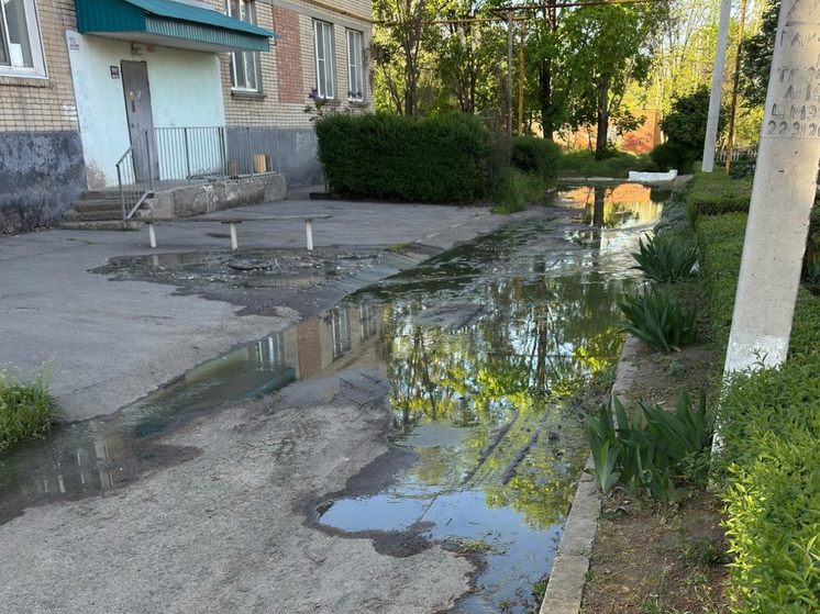 В Шахтах сотни жителей страдают из-за прорыва канализационных труб в районе ХБК