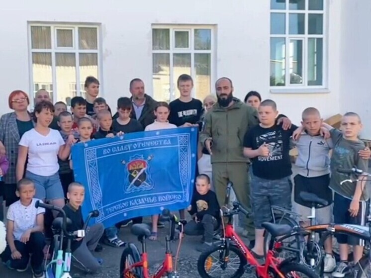 Ставропольские казаки передали в детский дом Херсонской области велосипеды и батуты