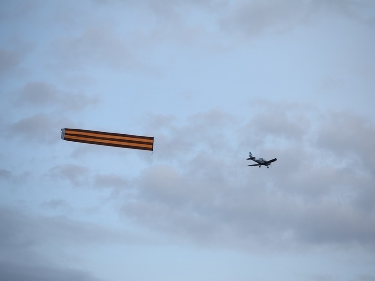 Самолет с георгиевской лентой пролетел над Волгоградом 2 мая