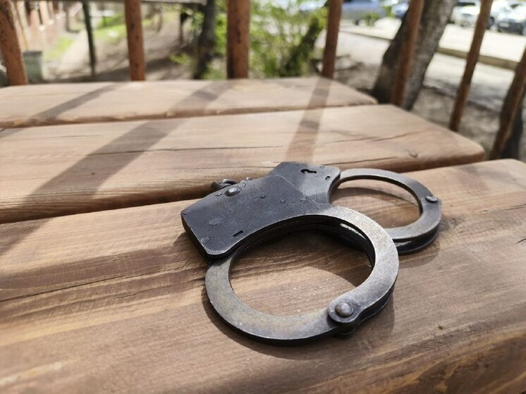 Месячным камнепадом с двухэтажки Хабаровска заинтересовался следком