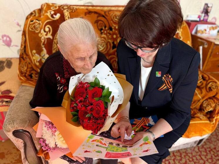 Ветеранов и тружеников тыла поздравила с годовщиной Победы хабаровская прокуратура