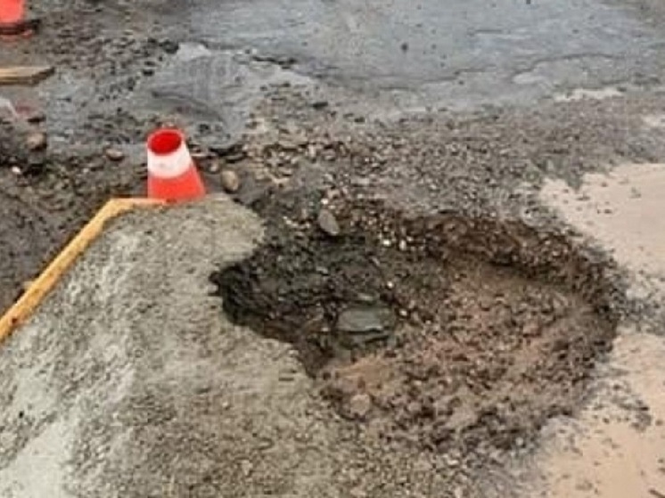 Опасная яма образовалась на дороге в одном из районов Петрозаводска