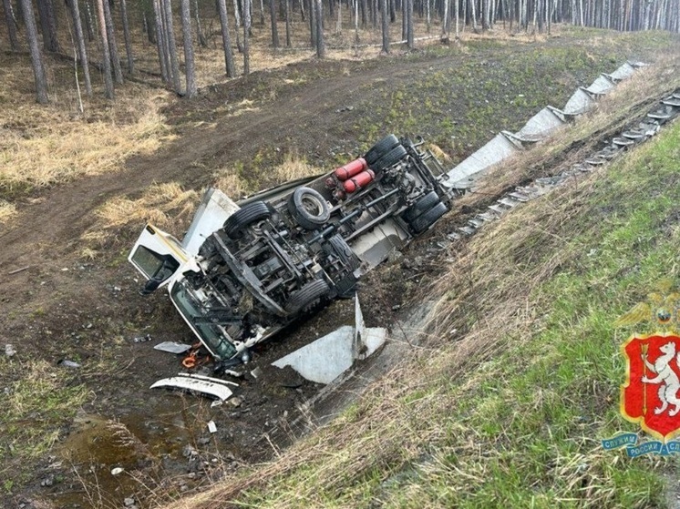 Водитель грузовика получил травмы в ДТП на ЕКАД