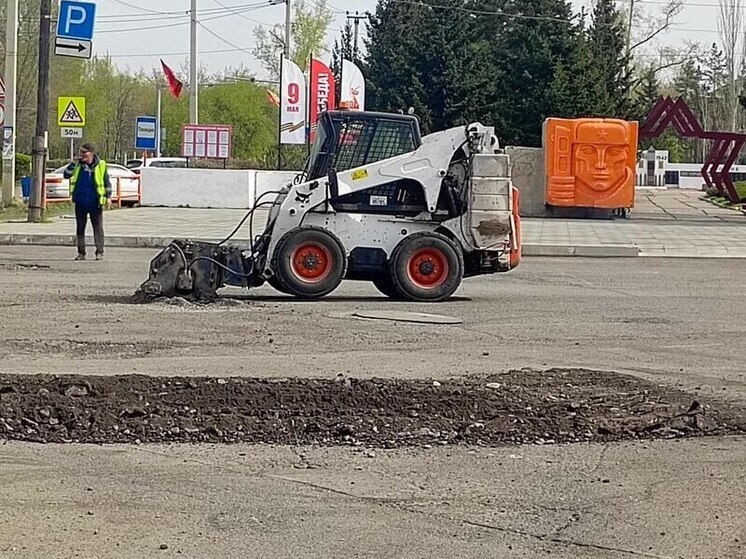 Перед торжественным парадом в Усть-Абакане начали засыпать ямы