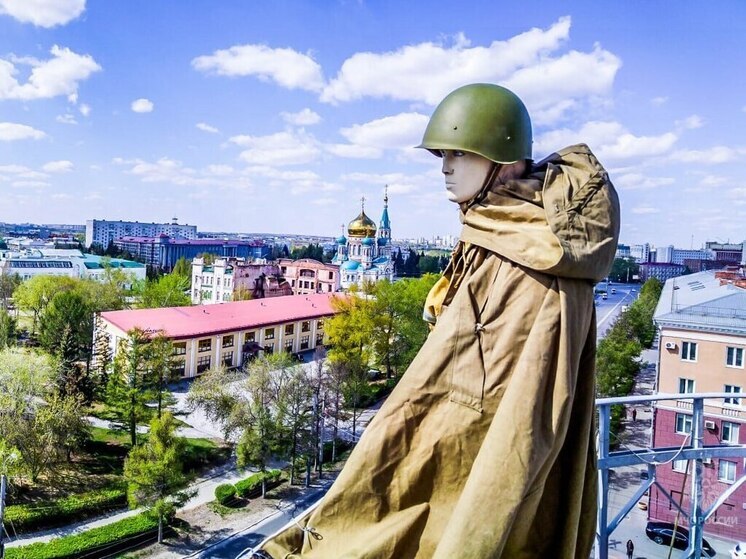 Пожарный Василий на каланче в Омске переоделся к 9 Мая: теперь он в форме солдата