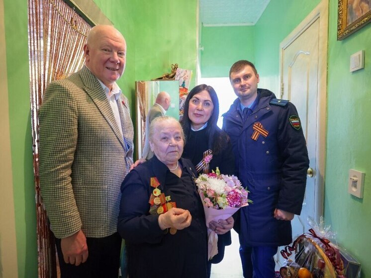 Ветеранов ВОВ в преддверии 9 Мая навестила глава Лабытнанги