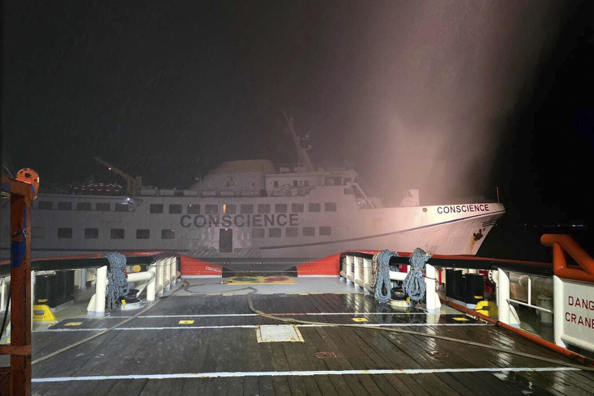 Судно с гуманитарной помощью &quot;разбомбили беспилотники&quot; в международных водах