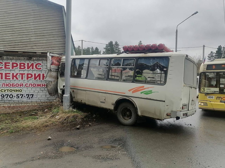 Маршрутный автобус пробил стену гаража в Томске