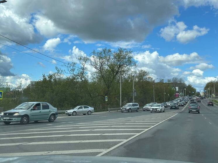 Пробка, которой конца не видно: в Пскове машины стоят от Дамбы до ж/д переезда