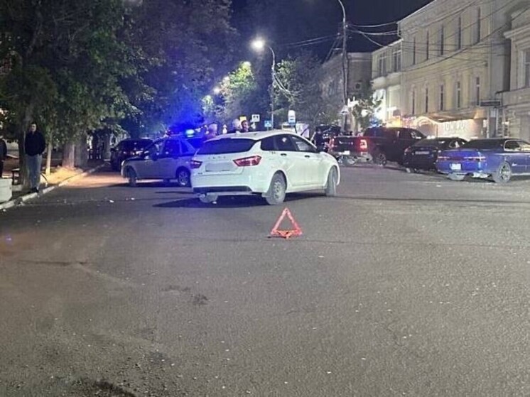 В Таганроге после ДТП авто врезалось в мусорный бак