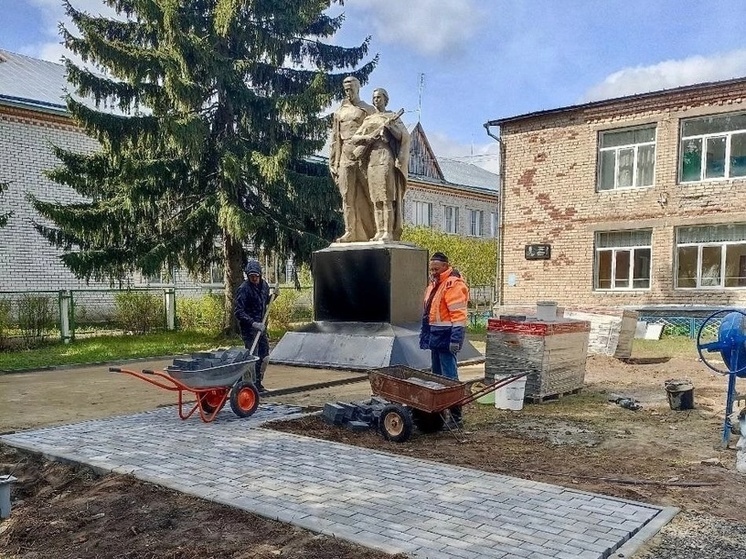 В Ядринском округе благоустраивают памятники участникам войны