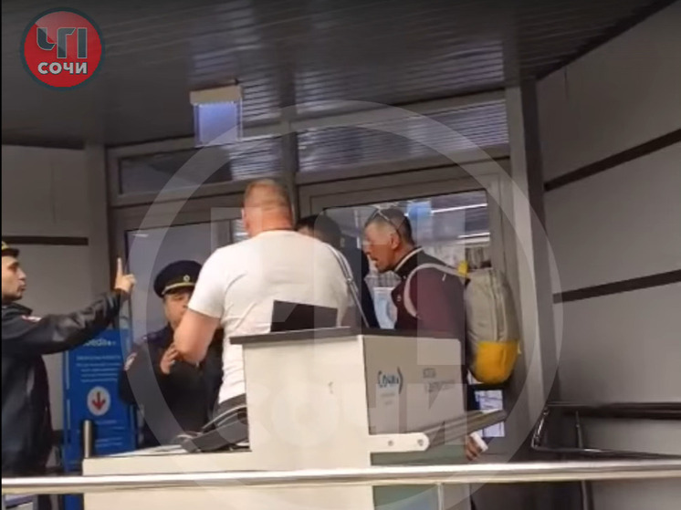 Пассажир опоздал на рейс и просил пустить его на самолёт в аэропорту Сочи