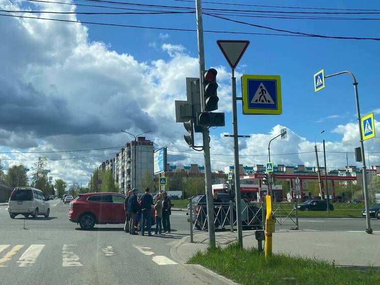 Авария затрудняет движение на перекрестке улиц Юбилейной и Народной