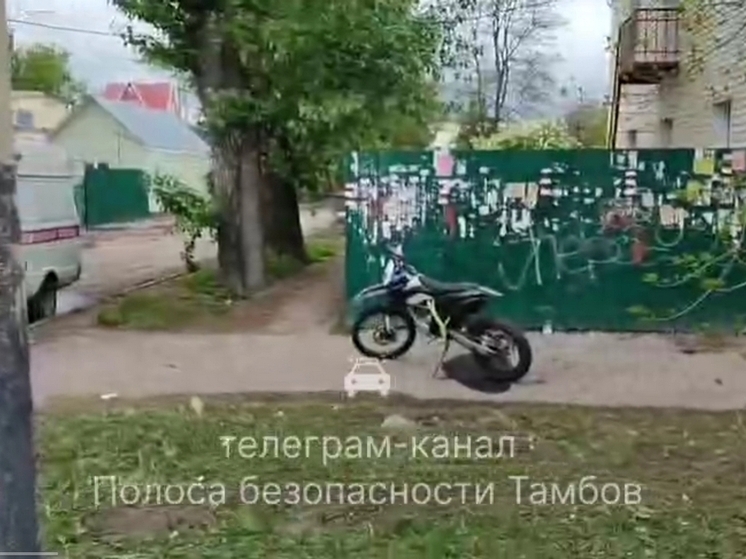 В Тамбове мотоциклист без прав столкнулся с автомобилем и попал в больницу