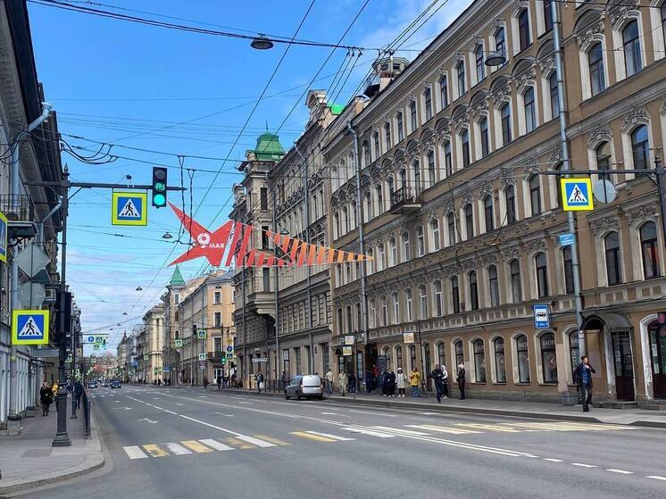 На Дворцовой площади начали собирать трибуны к Дню Победы