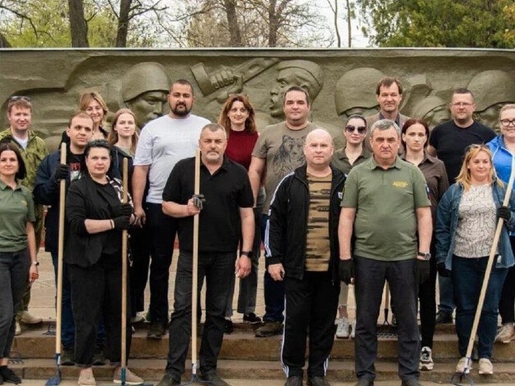 В Мелитополе убрались у памятника воинам-работникам завода «Мелитопольский компрессор»