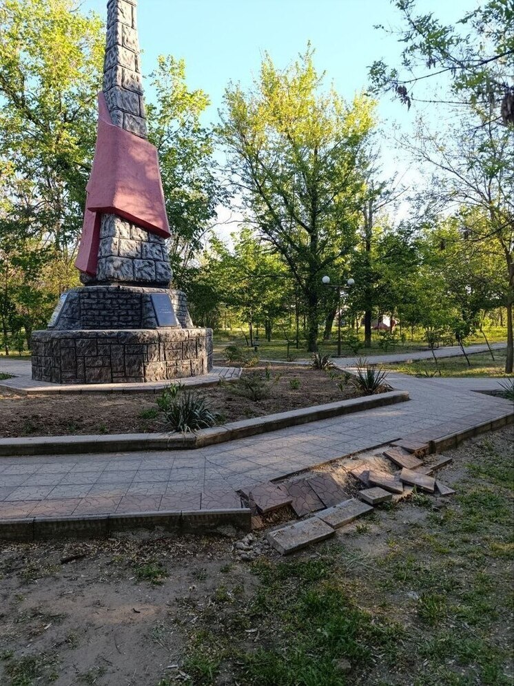 В Таврийске неизвестные повредили памятник  неизвестному солдату