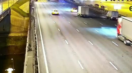 В Москве на МКАД грузовик раздавил легковушку: видео