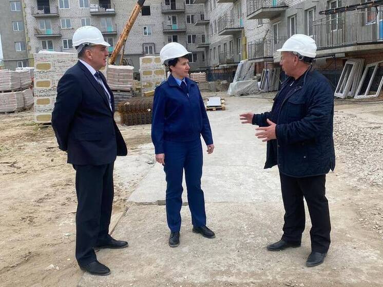 Зампрокурора области Банникова проверила строительство многоэтажки в Рыбном