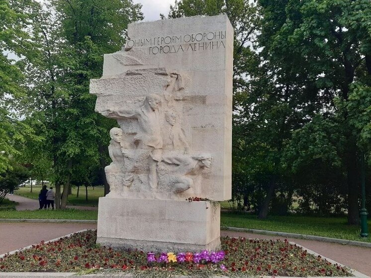Памятник пионерам-героям в Таврическом саду привели в порядок к 80-летию Победы