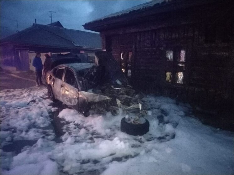Под Новосибирском БМВ влетела в жилой дом и сгорела дотла