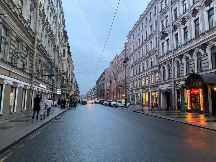 "Гелендваген" выехал на тротуар в центре Петербурга и сбил пешехода