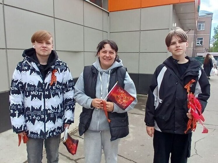 Библиотека п. Пролетарский в Серпухове провела акцию по раздаче Георгиевских ленточек