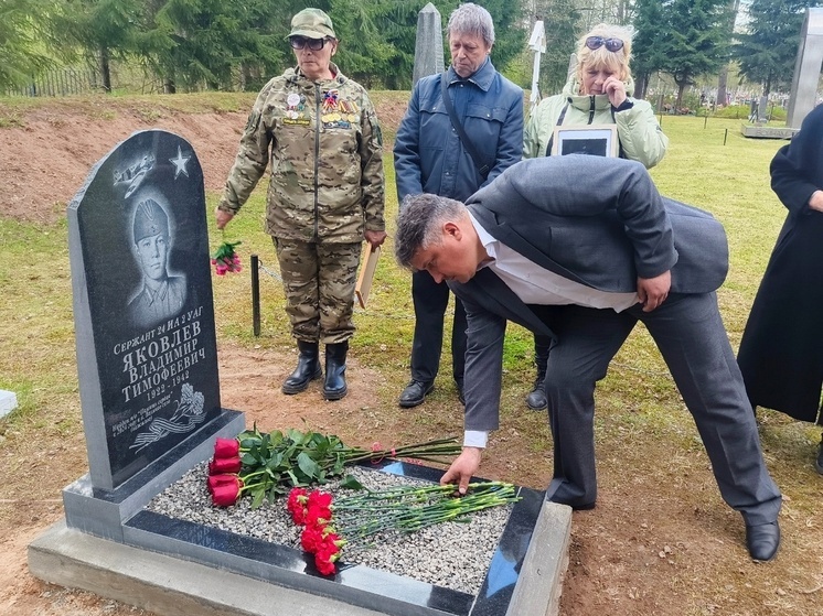 В Старорусском округе открыли памятник погибшему летчику Владимиру Яковлеву