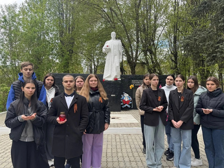 Молодёжь Серпухова привела в порядок памятник на улице Крюкова