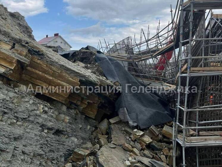 На стройке в Геленджике произошел обвал грунта: один человек погиб