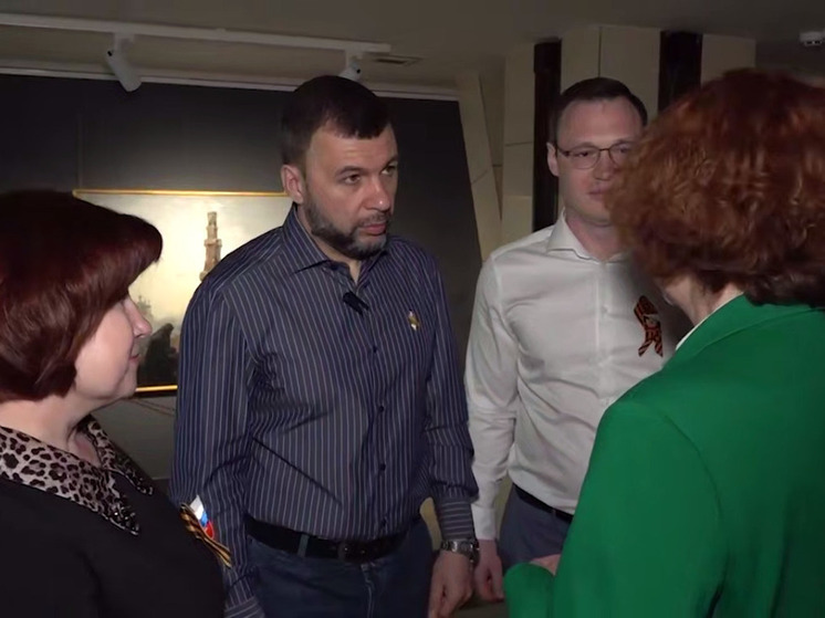 Глава ДНР посетил выставку художников-фронтовиков Донбасса