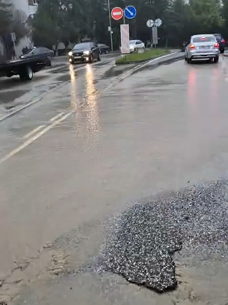 На главной улице Железноводска перекрыли одну из полос движения из-за порыва водовода