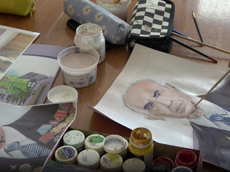 Хабаровчане участвовали в акции и нарисовали портреты героев Отечества