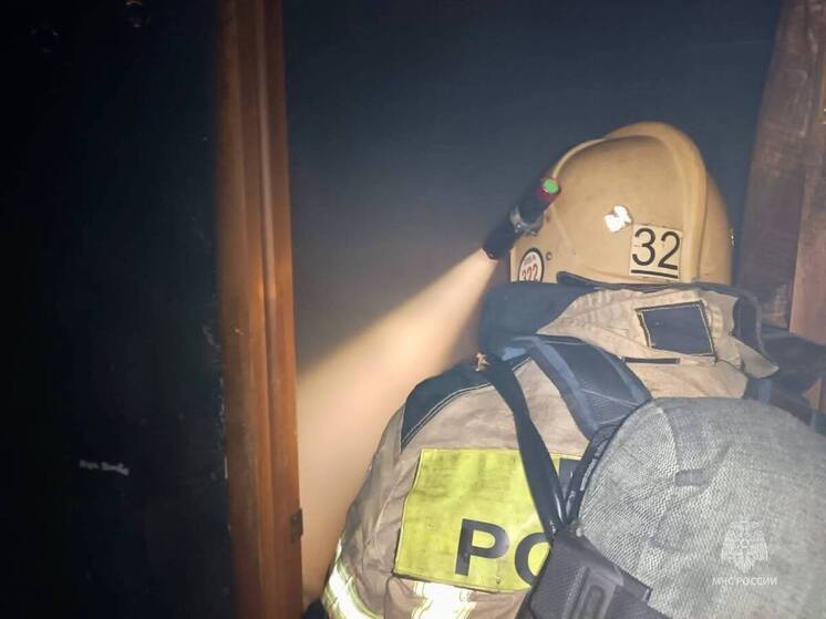 В Рубцовске на вспыхнувшем из-за замыкания в розетке пожаре эвакуировали людей