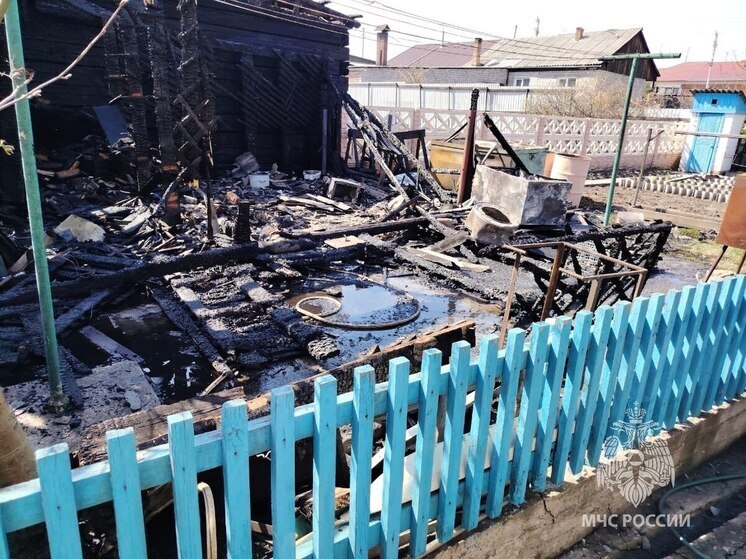 В Черногорске искра от болгарки спалила хозпостройки, баню соседей и много травы