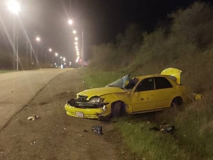 Водитель иномарки бизнес-класса разбился на пустынной трассе под Абаканом