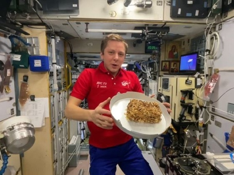 Космонавт из Красноярска испек летающий медовик на МКС