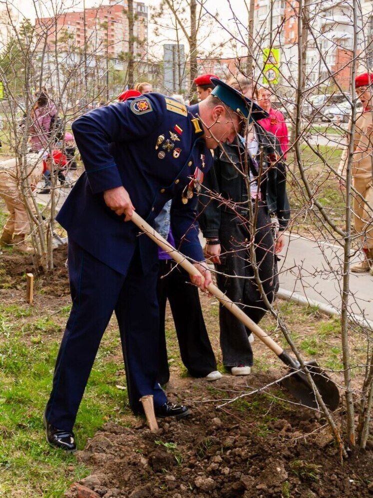 В Хабаровске подопечные фонда «Защитники Отечества» высадили боярышник