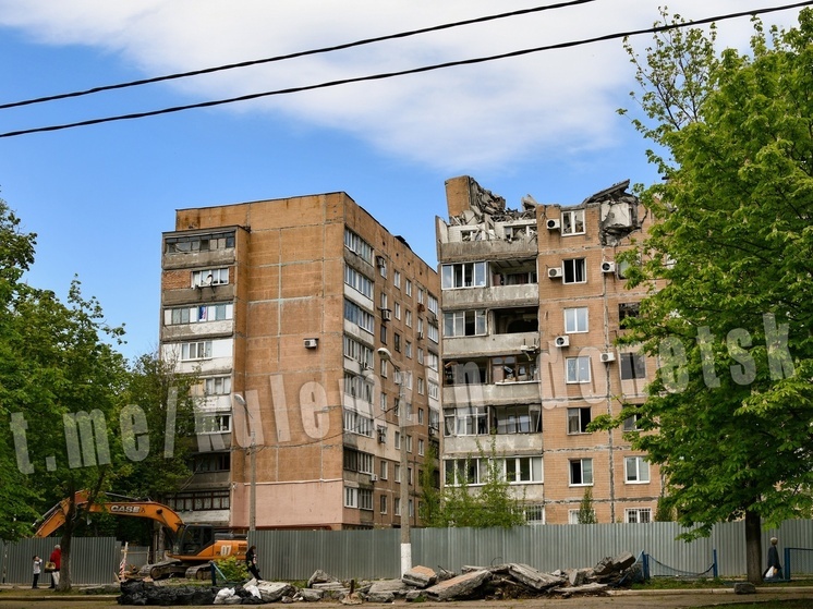 В Донецке в пострадавшем от украинского обстрела доме демонтируют подъезд
